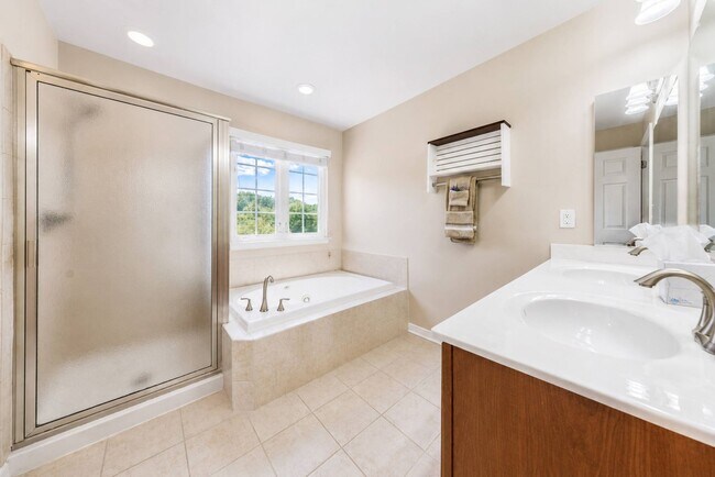 Building Photo - Bright and spacious 3+ bedroom Townhome in Williamsburg