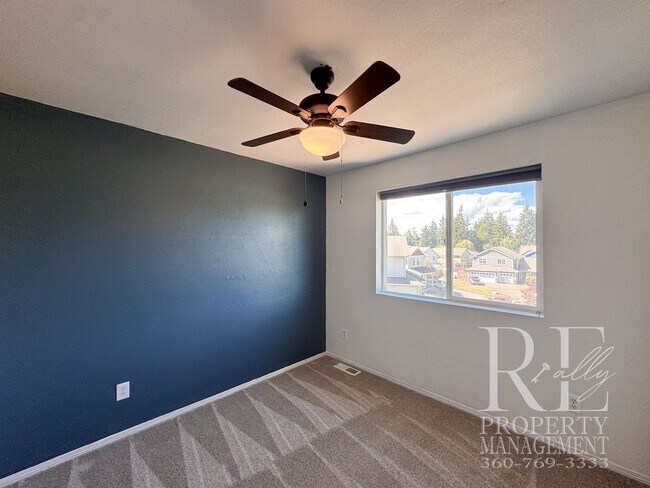 Building Photo - Spacious Bremerton Retreat with Designer Kitchen, Large Fenced Yard & Primary Suite