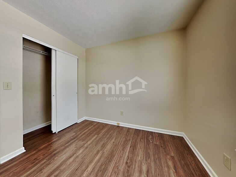 Building Photo - 3659 Shorewood Dr