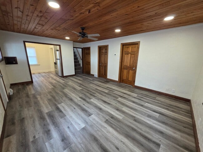 Building Photo - 806 Waverly Pl