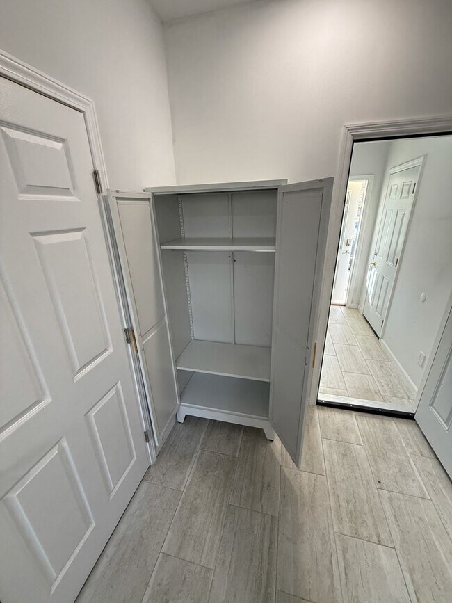 Building Photo - Spring Special! ONE MONTH FREE RENT! Moder...