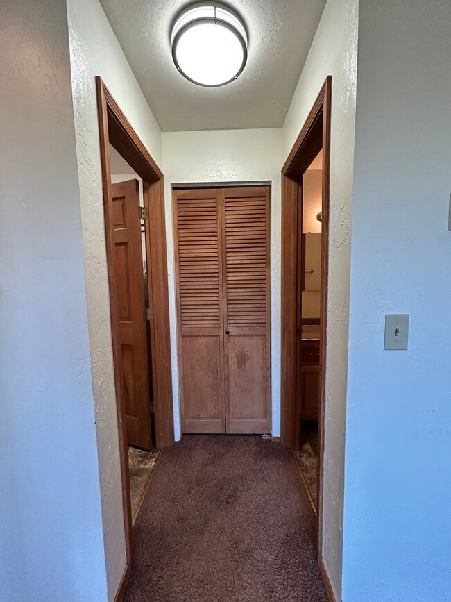Building Photo - 2 bed, 1 Bath in Hamilton. Includes one ca...