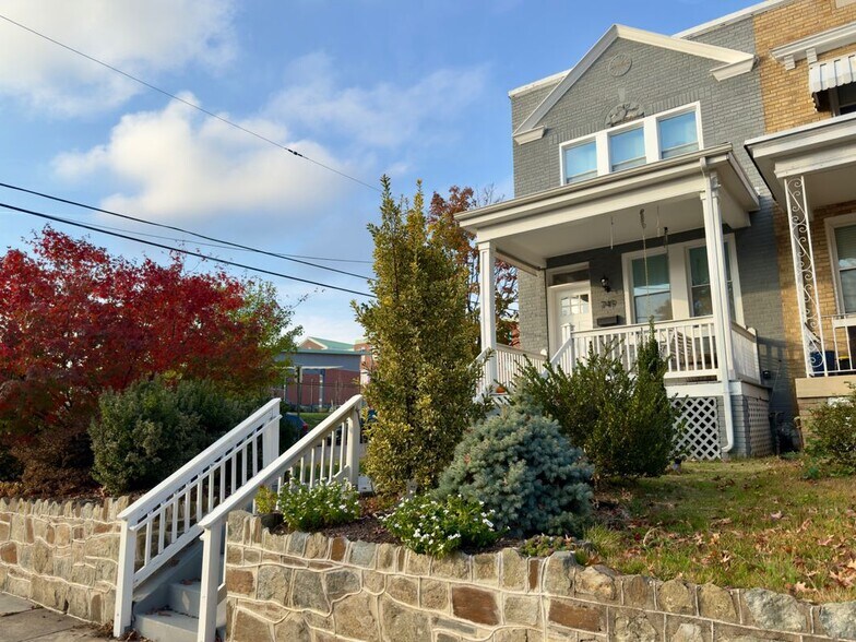 Building Photo - 749 Hamilton St