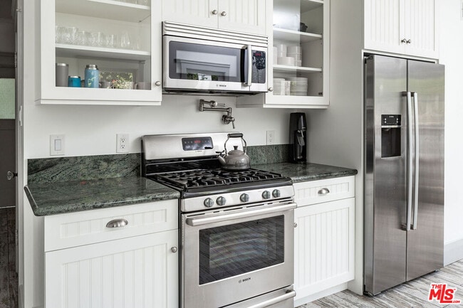 Building Photo - 2027 Canyon Dr
