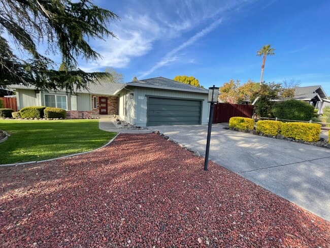 Building Photo - Spacious three bedroom home in desirable Windsor neighborhood!