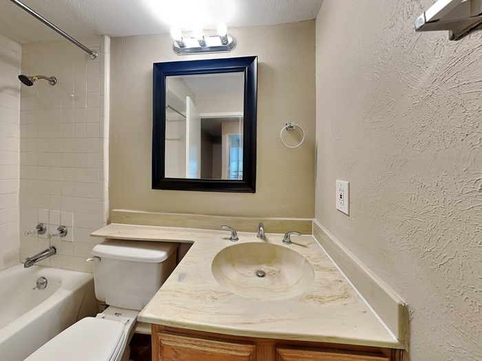 Building Photo - 209 Ripplewood Dr