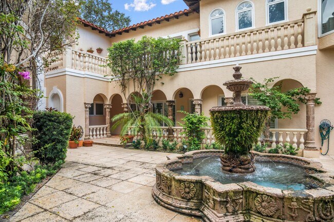 Building Photo - ** OLDE NAPLES ** 3 BED + DEN / 3 BATH - GARAGE - WALK TO BEACH & DOWNTOWN - SHORT TERM RENTAL