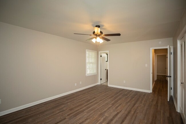 Building Photo - ** 4 bed 2 bath located by Montgomery Academy ** Call 334-366-9198 for a self showing