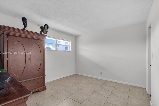 Building Photo - 3551 Inverrary Dr