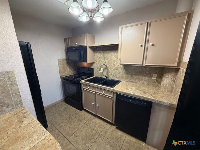 Building Photo - 261 Hidden Dr