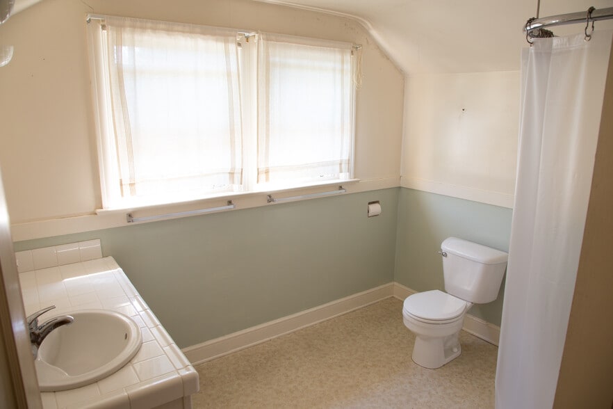 Building Photo - 850 W 11th Ave