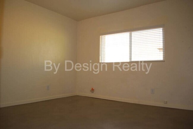 Building Photo - Recently Updated - 3 Bed 2 Bath - Large Ga...