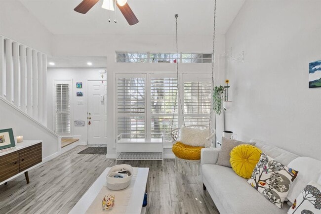 Building Photo - 1015 E Yager Ln