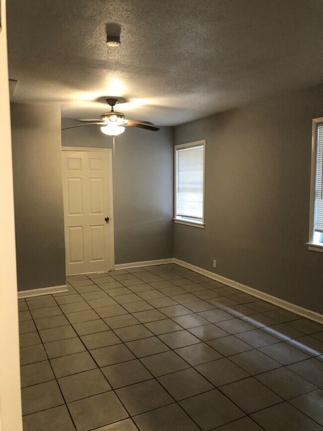 Building Photo - 503 Willow Ave