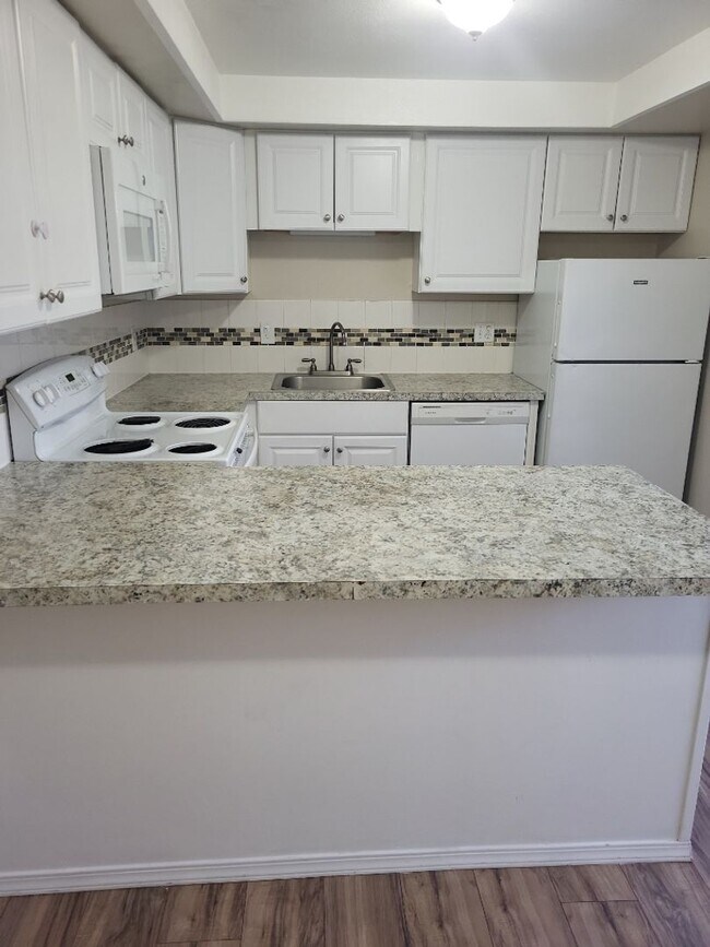 Building Photo - Charming Two Bedroom Lower Level Flat Clos...