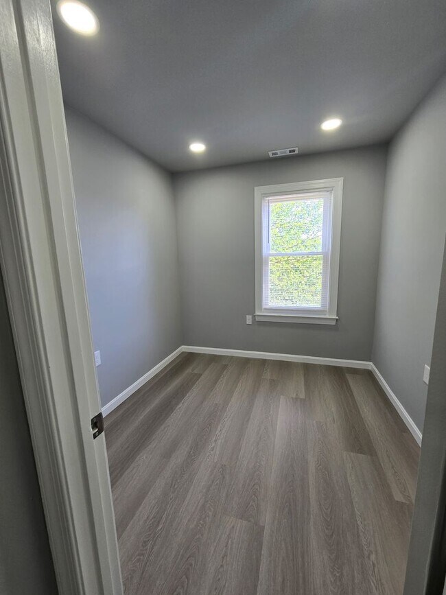 Building Photo - **VOUCHER HOLDERS **NEWLY REMODELED TOWNHOME IN CENTRAL LOCATION! 3 BEDROOM 2 1/2 BATH, FINISHED ...