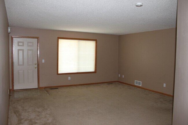 Building Photo - 3 Bedrooms, 1 Bathroom Single Family Home on End in Brainerd, MN w/2 car attached garage