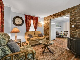 Building Photo - 20 Elm Ave