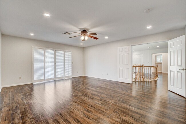 Building Photo - Stunning 5 bedroom home in The Lakes!