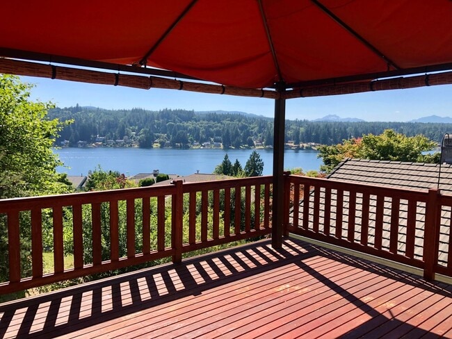 Building Photo - UNIQUE RAMBLER with views in Dockside at Kitsap Lake!