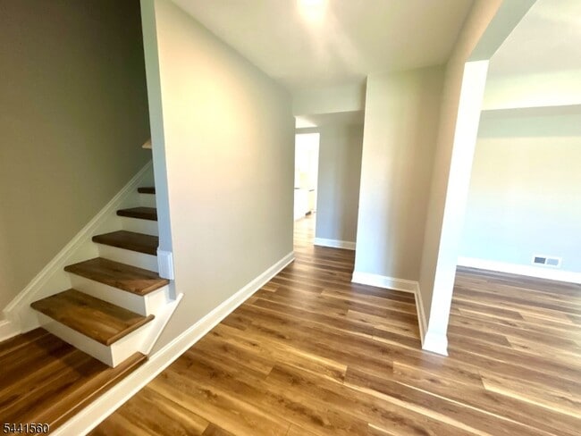 Building Photo - 17 Londonderry Dr