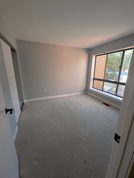 Building Photo - 3145 Hawthorne Dr NE