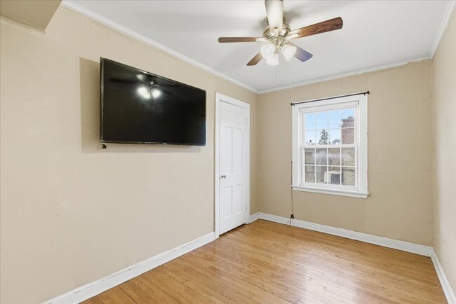 Building Photo - 6415 Drake Ave