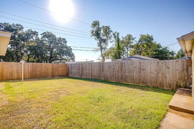 Building Photo - Cozy 2-Bed Duplex Available for Immediate ...