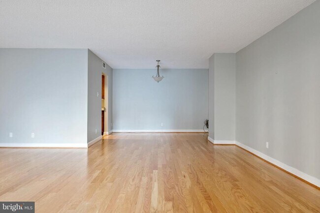 Building Photo - 3800 Fairfax Dr