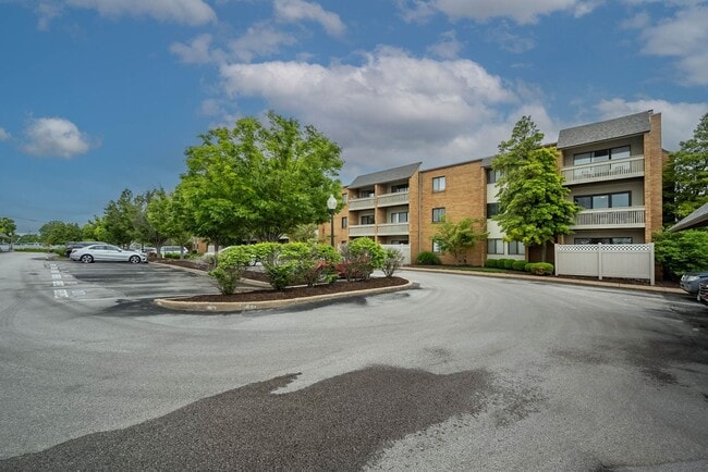 Building Photo - Two Bedroom, 2 Bath Creve Coeur Condo