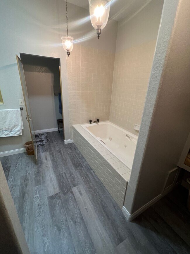 Building Photo - A Fabulous 2 Bedroom Single story Townhome Close to UNLV and Airport