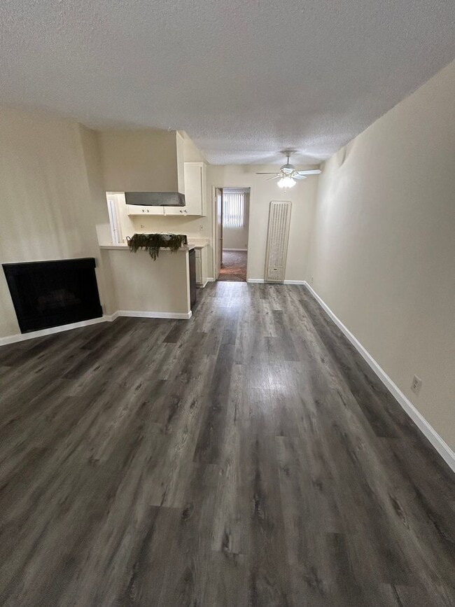 Building Photo - Beautiful 1 Bedroom