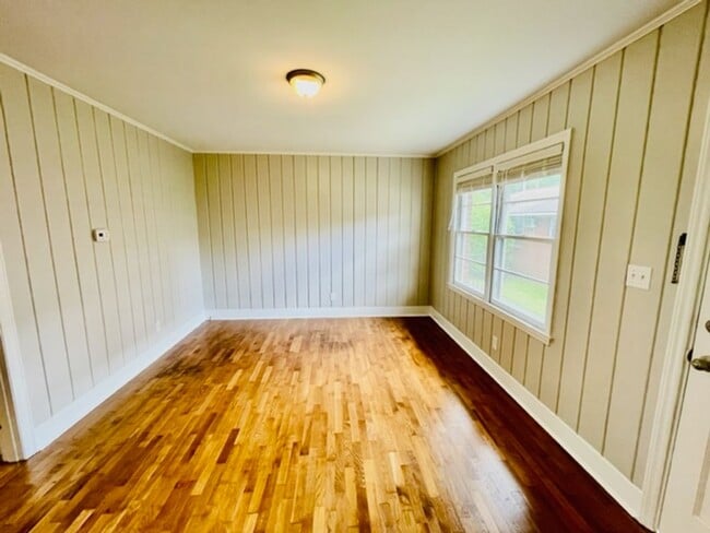 Building Photo - 1BR/1BA UNCG CAMPUS