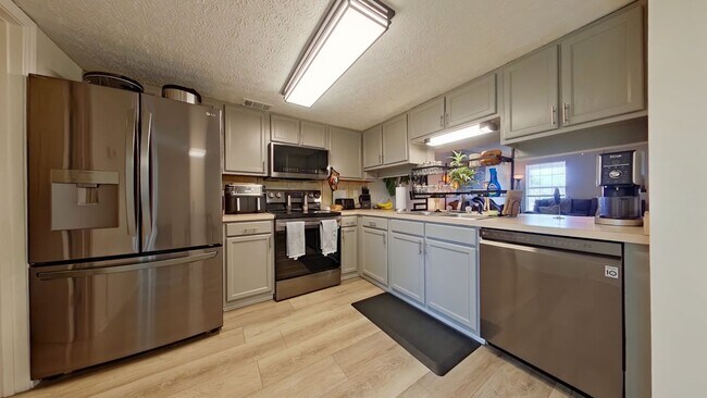 Building Photo - 5 Chatelaine Cir SE