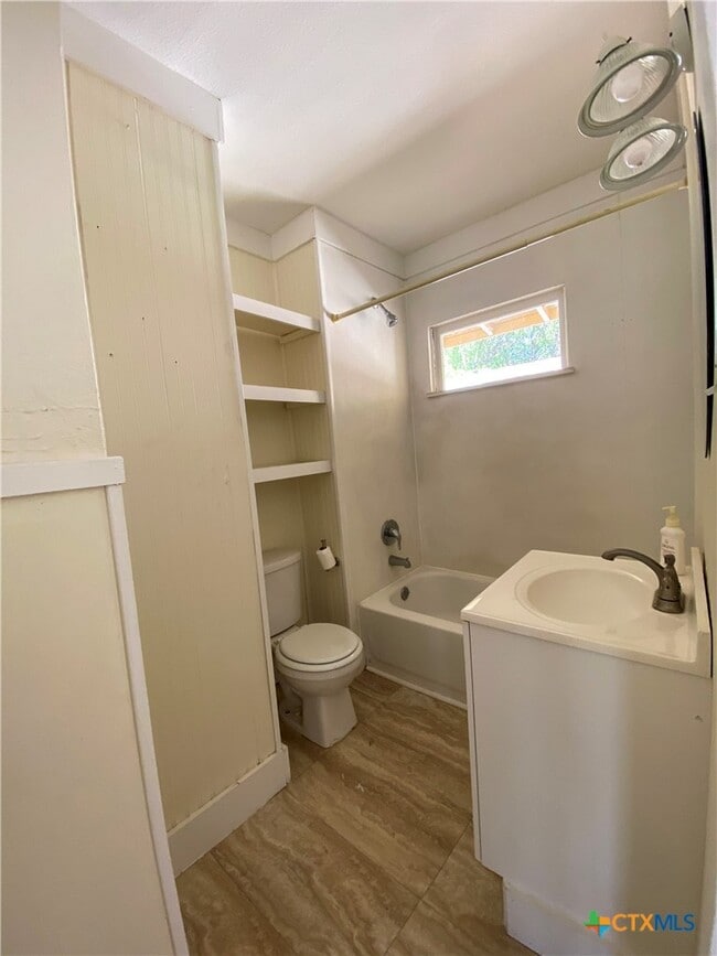 Building Photo - 385 Comal Ave