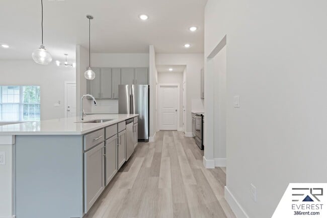 Building Photo - FULLY FENCED, LIKE NEW 3/2/2 IN PINE LAKES