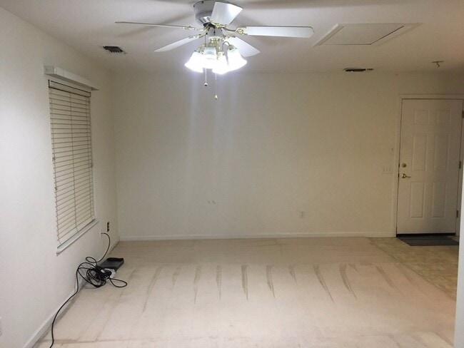 Building Photo - Rare Studio in North Turlock