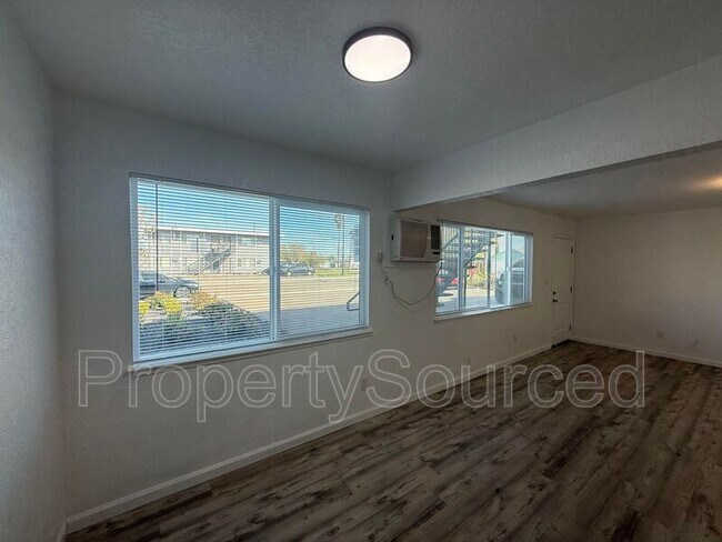 Building Photo - 911 E H St