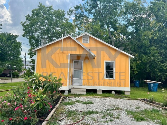 Building Photo - 2 Bedroom Home in Freetown!