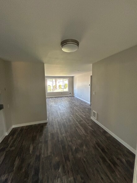 Building Photo - 1602 E Hazel Ave