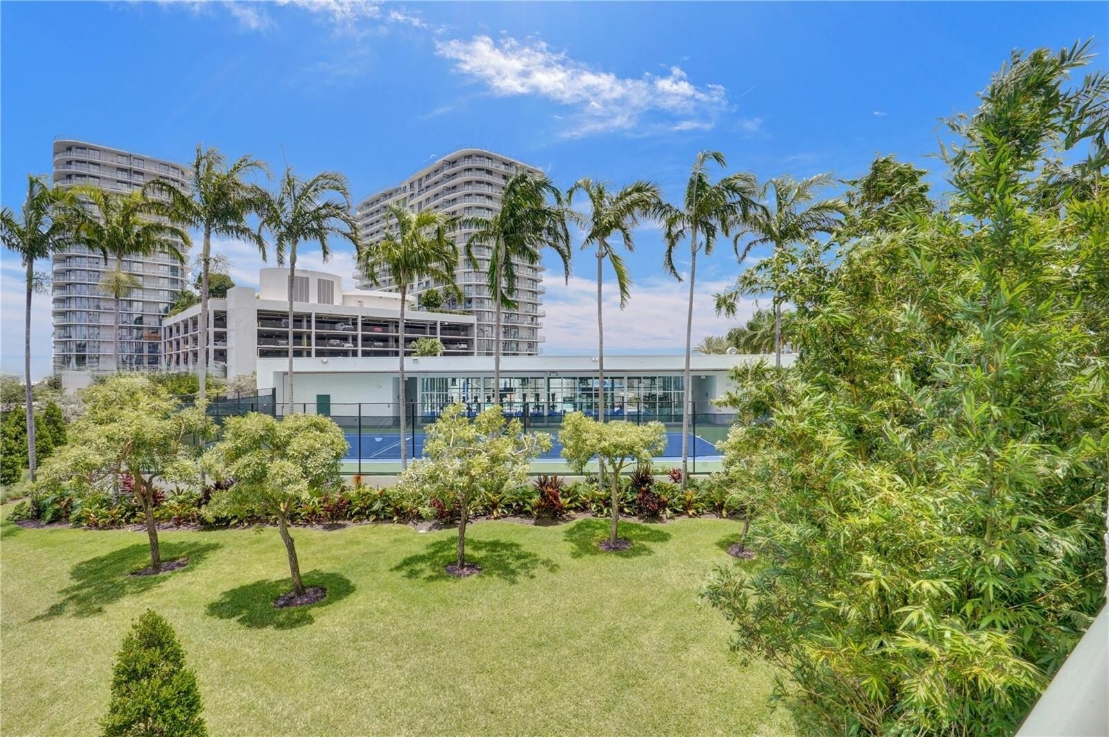 Building Photo - 14951 Royal Oaks Ln