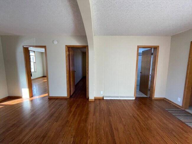 Building Photo - 556 E 5th St