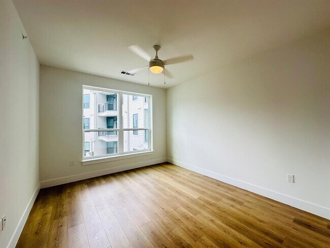 Building Photo - 1701 Simond Ave