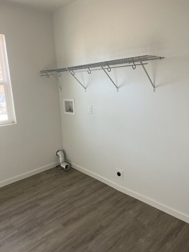 Building Photo - Spacious 3 bedroom 2 bath home with fenced...