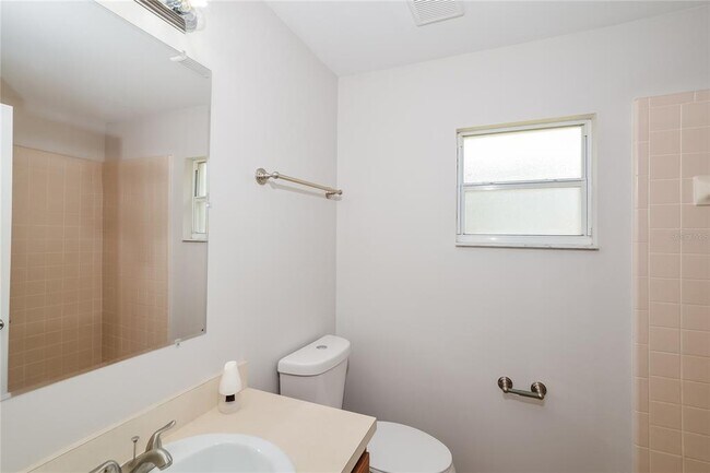 Building Photo - 528 Finch Ct