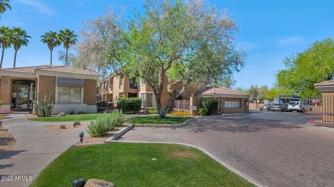 Building Photo - 1411 E Orangewood Ave