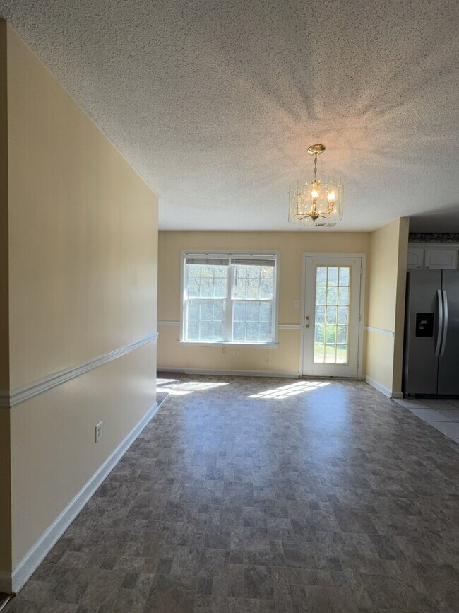 Building Photo - Wonderful 3 Bedroom Home-437 Boysenberry