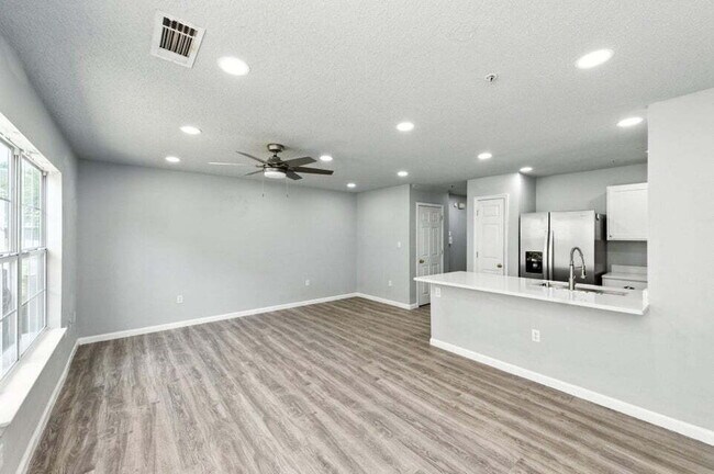 Building Photo - Charming 3-Bed, 2-Bath Townhome!