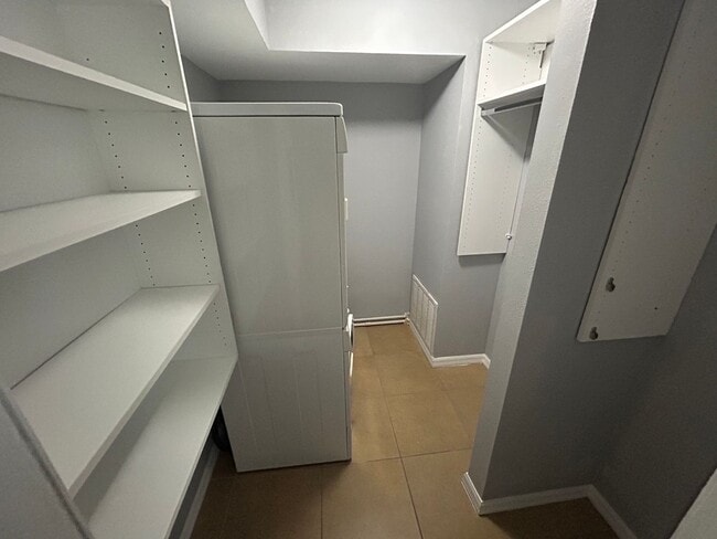 Building Photo - Amazing upstairs unit available, centrally located in Sarasota's best area.