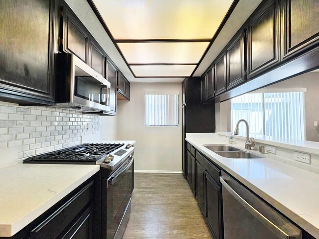 Building Photo - Modern 1BR in Valley Glen w/ Fireplace + Balcony